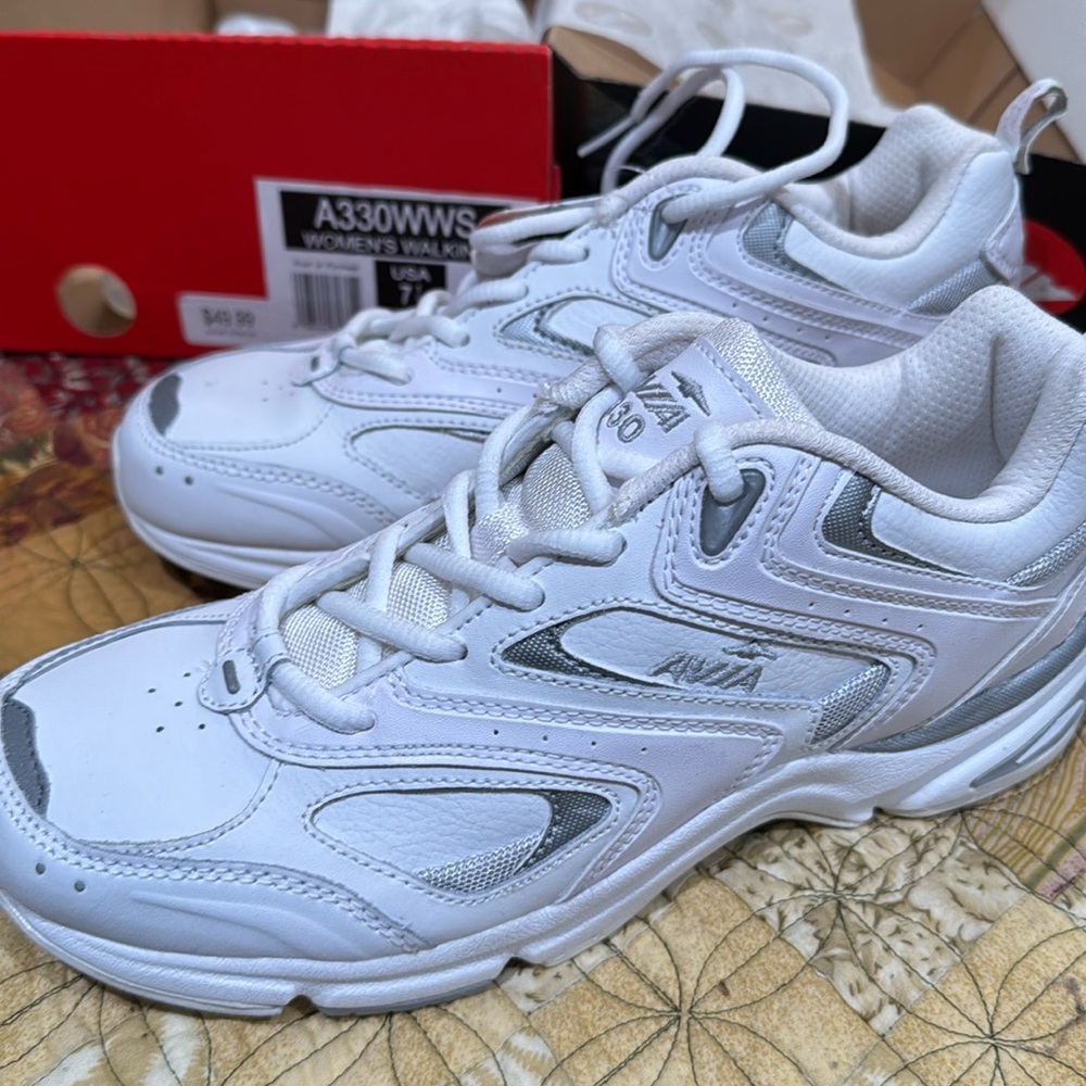 AVIA brand walking shoes new with tags women’s walking size 7 1/2